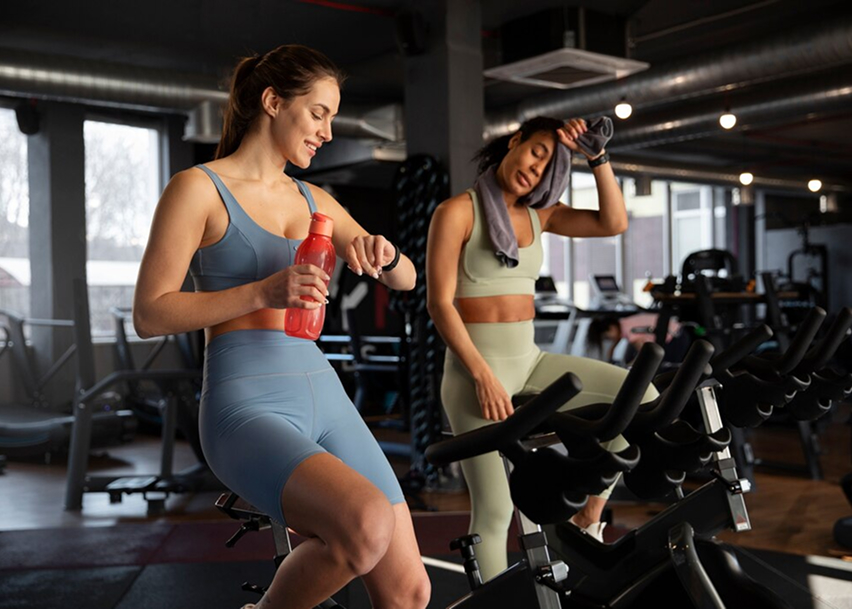 Две девушки занимаются на велотренажёрах