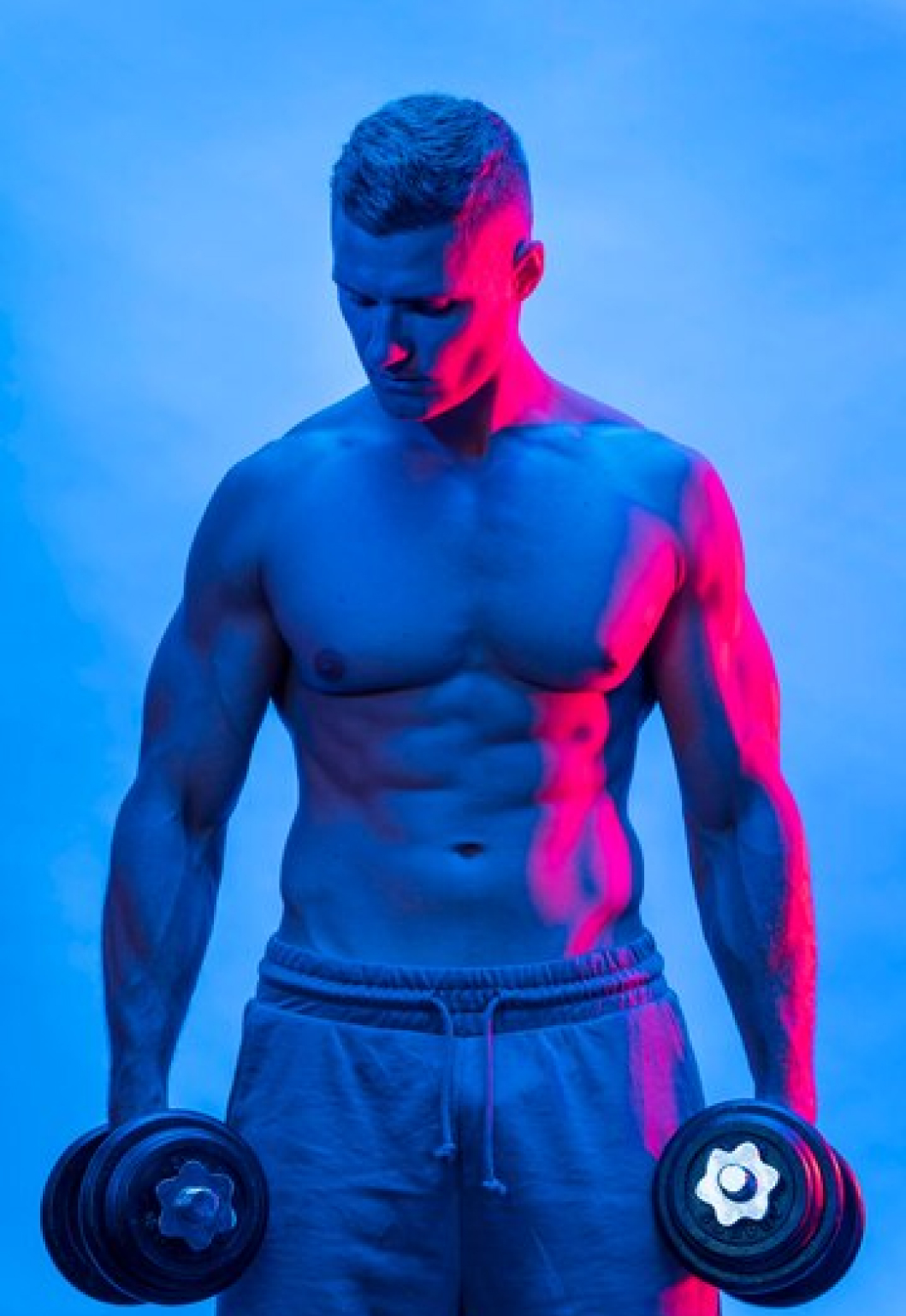 Мужчина с гантелями