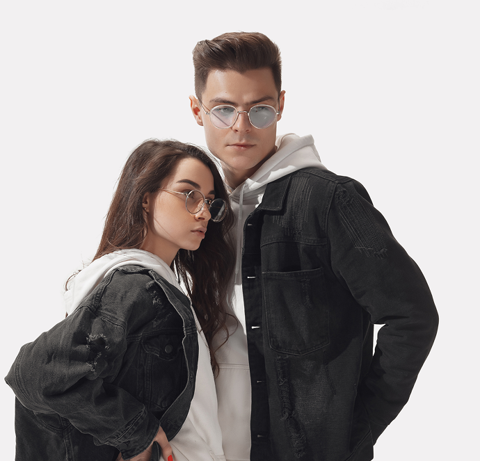 Девушка с парем в стильной одежде